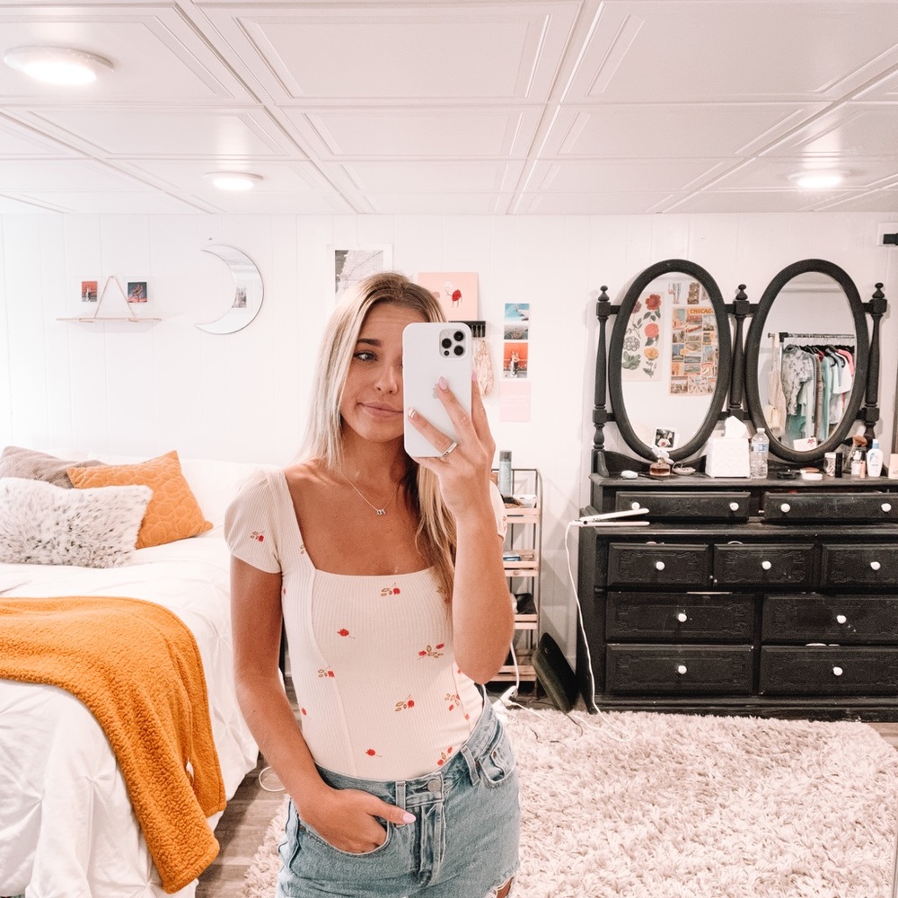 Urban Outfitters Cream Floral Bodysuit!! - Picture 7 of 8